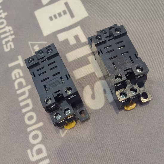 Presa relè 250 VAC 10 a Omron PF083A